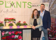 Diranda en Martin Bolk van Bolk Plants, dat met de verhuizing van vorig jaar zo’n beetje verdriedubbelde in oppervlak. Op de balie staan “foutjes”, potjes met per ongeluk een aantal kleuren door elkaar. De grap is dat de handel er juist erg nieuwsgierig naar was.